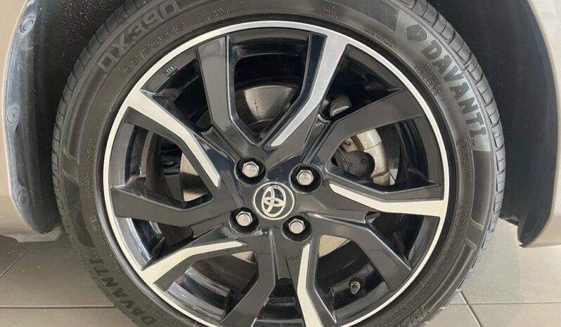 TOYOTA Yaris 1.5 HSD SQUARE COLLEC.BRONZE completo
