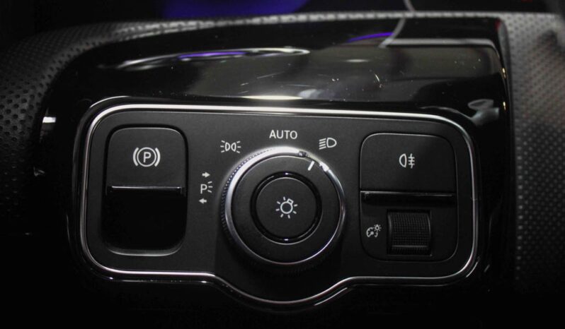 MERCEDES-BENZ Classe A 180 D AMG LINE AUT. completo