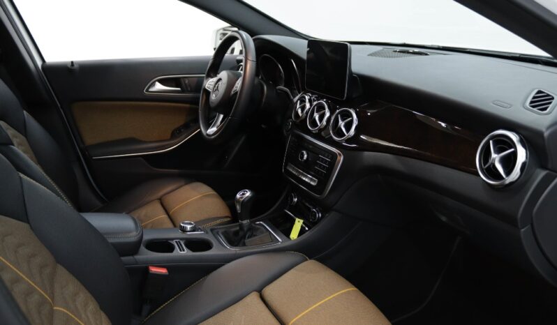 MERCEDES-BENZ Classe GLA 200 STYLE completo