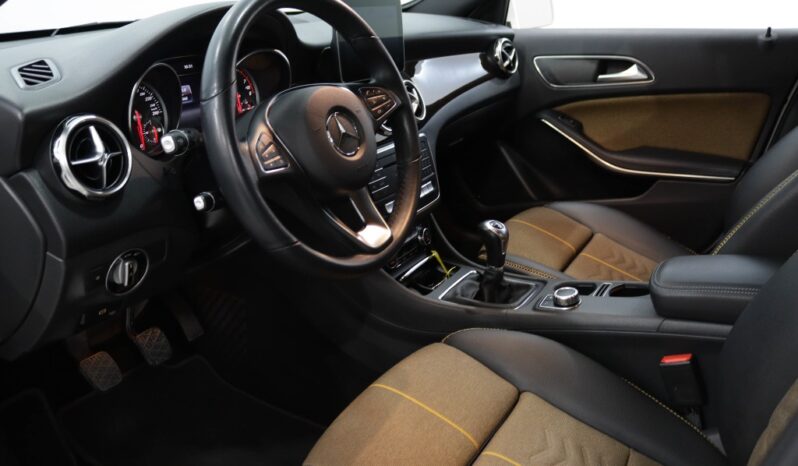 MERCEDES-BENZ Classe GLA 200 STYLE completo