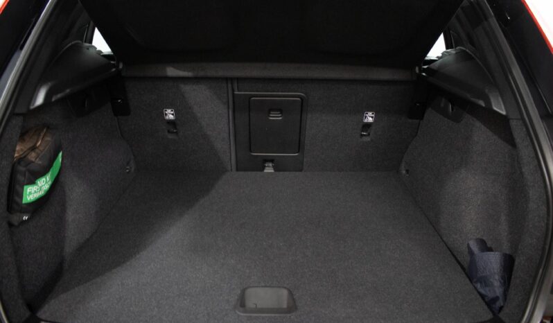 VOLVO XC40 Pure Electric 67 kWh RECHARGE CORE completo